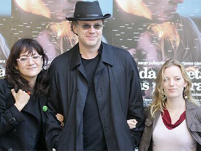 Isabel Coixet posa con Tim Robbins y Sarah Polley en la presentación de <i>La vida secreta de las palabras</i>.