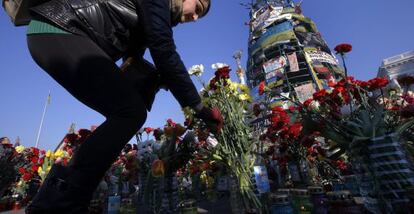 Ofrenda en la plaza de la Independencia de Kiev.