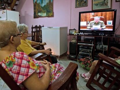Dos espectadoras ven la televisión durante una de las comparecencias de Raul Castro