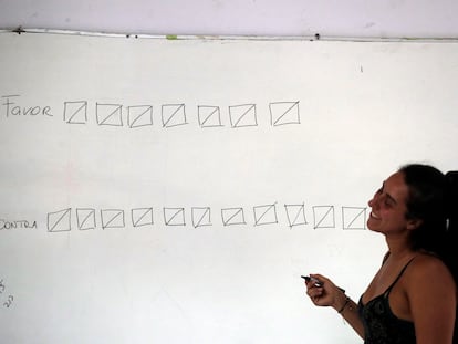 Conteo de votos en un colegio electoral, este domingo en Santiago.