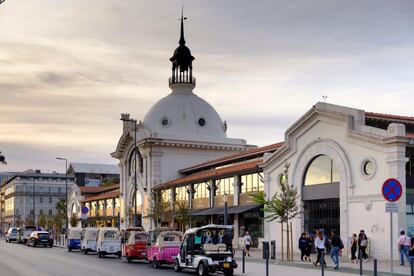 El Mercado da Ribeira, en el distrito lisboeta de Cais do Sodré, junto al Tajo, siempre fue una de las mejores direcciones para degustar el sabor más auténtico de la capital portuguesa. En sus orígenes, era un mercado mayorista de finales del siglo XIX, donde se concentraban un buen número de puestos de frutas, pescados, carne y, sobre todo, de flores. Después pasó a ser mercado minorista, hasta que cerró sus puertas ante la competencia voraz de las grandes superficies. Pero en 2014 volvió a la vida, de la mano de TimeOut. Fue la primera incursión de este grupo editorial en un mercado gastronómico: si ya reunían lo mejor de la ciudad en las páginas de su guía, ¿por qué no juntar también las mejores propuestas bajo un mismo techo? <br><br> Hoy este animado punto de reunión está en las tripas del histórico mercado tradicional, con casi 30 restaurantes, entre ellos algunos de los mejores chefs de Portugal con estrella Michelin, además de bares, tiendas y un espacio para eventos musicales. No falta una academia de cocina, una famosa heladería, Santini, para poner el toque dulce o sucursales de referentes imprescindibles de la mesa lisboeta como el restaurante Pap'Açôrda. Y todo en el centro de una ciudad que no para de sorprender.