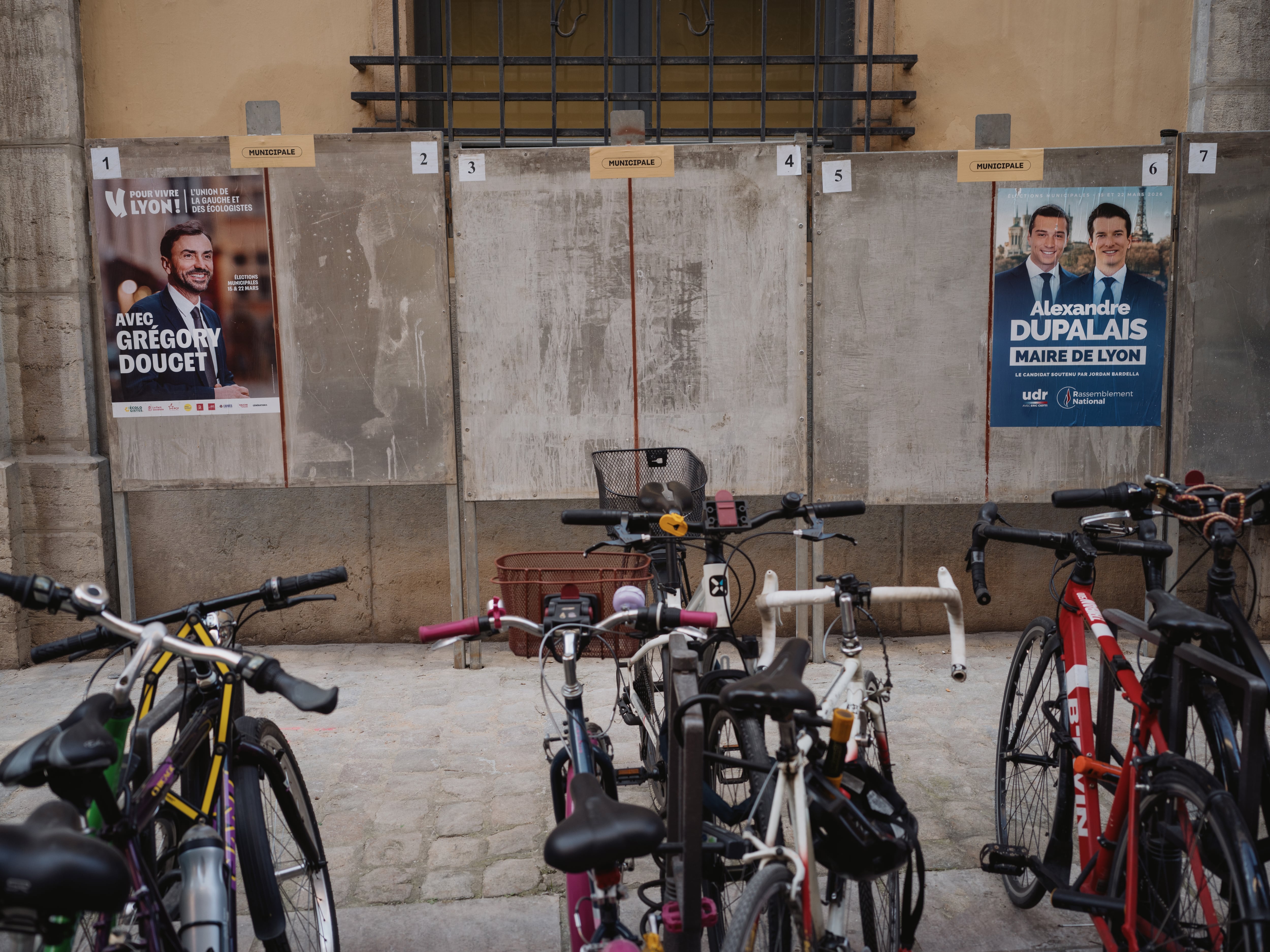 Carteles electorales en un barrio de Lyon la semana pasada y en plena campaña electoral. 