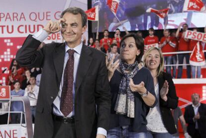 Zapatero, delante de la vicepresidenta de Cantabria, Dolores Gorostiaga, en Santander.