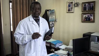 El doctor Muyembe, en su despacho de Kinshasha.