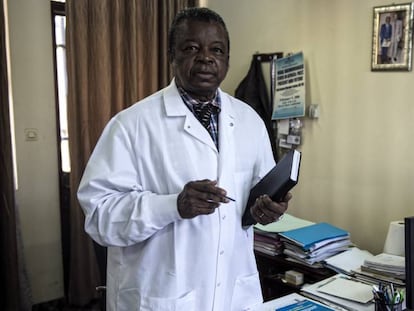 El doctor Muyembe, en su despacho de Kinshasha.