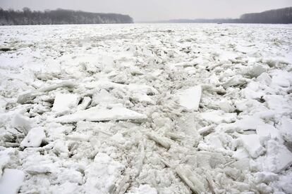 En los últimos días, las temperaturas han subido y rondan los cero grados, pero se espera que vuelvan a bajar hasta los 8 grados bajo cero, e incluso más en algunas zonas del país. En la imagen, el hielo cubre el río Danubio a su paso por el pueblo corata de Dalj.