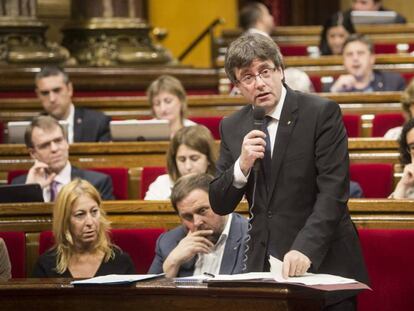 Puigdemont durante una sesión del control del Parlament.