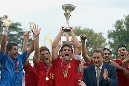 El equipo español alza el trofeo, tras ganar con un gol en el minuto de descuento a Turquía.