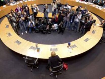 Fotógrafos toman instantáneas donde la comisión investigadora del Bundestag sobre el depósito de residuos nucleares de Gorleben que interroga a la canciller federal, Angela Merkel, hoy en Berlín (Alemania).