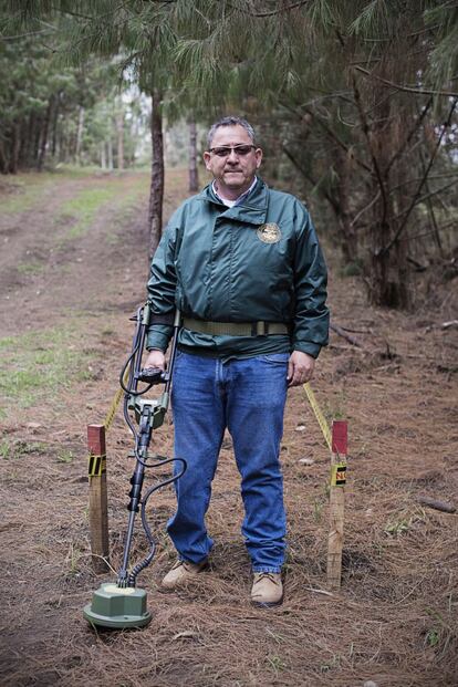 El capitán Oscar Buitrago, sobreviviente de una mina antipersona y director del campo de pruebas, enseña el radar de penetración de tierra (GPR), que localiza metales y otros materiales como los que usa la guerrilla para fabricar sus minas. En Colombia, por ahora, solo se utilizan detectores de metales