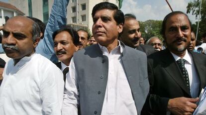 Raja Pervez Ashraf (centro) en una imagen de 2007.