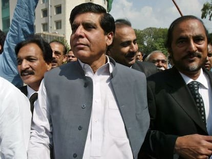 Raja Pervez Ashraf (centro) en una imagen de 2007.