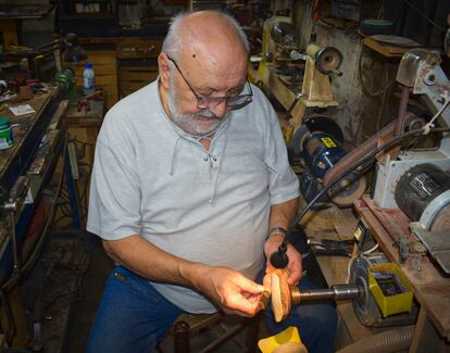 Segimon Bulenas en su taller, donde fabrica artesanalmente las pipas.