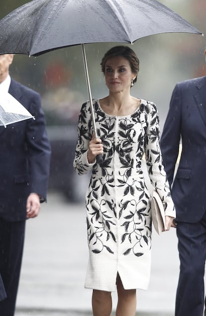 Uno de los estilismos más alabados de doña Letizia lo lució en el desfile militar por el Día de la Hispanidad en octubre de 2016.