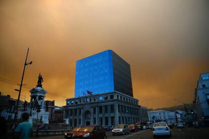 El alcalde de la ciudad, Jorge Sharp, informó de que los albergues municipales habilitados para acoger a las familias damnificadas atienden a una treintena de personas. En la imagen, se hace visible el humo sobre la ciudad de Valparaíso.