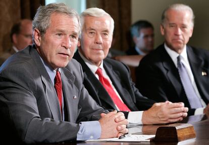 Em 2006, George W. Bush (à esquerda), em uma coletiva de imprensa na Casa Branca junto aos senadores Richard Local (no centro) e Joe Biden.