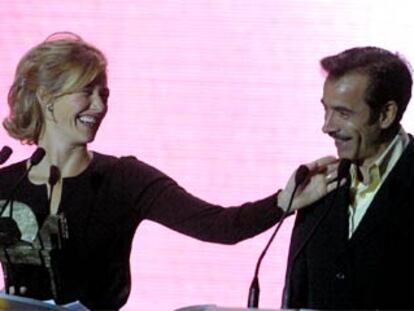 Ana Duato e Imanol Arias, durante la entrega del Premio Ondas a <b></b><i>Cuéntame, </i><b>de TVE.</b>