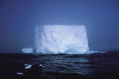 Un cúbico iceberg en aguas antárticas, uno de los muchos que se desgajan de la plataforma con la subida de temperaturas por el cambio climático.