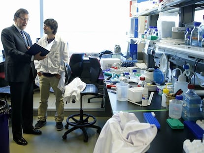 El presidente del Gobierno, Mariano Rajoy, durante su visita a uno de los laboratorios del CNIC en Madrid, el 12 de junio de 2014.