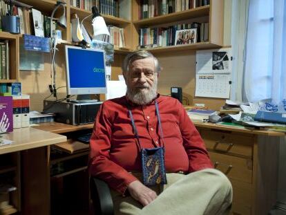 Julio García Camarero en el despacho de su casa en Valencia.