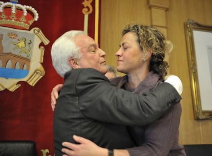 Mónica Legaspi se despide de Baltar en el acto oficial de su renuncia a la Diputación, en enero.