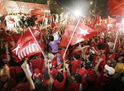 Seguidores del FMLN celebran el triunfo del partido en El Salvador.