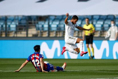 Eden Hazar evita la entrada de Oliveira en el partido contra el Eibar en el Alfredo di Stéfano.