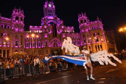 Um dos participantes na frente do Palácio de Cibeles.