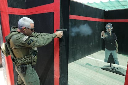 Sharon Gat practica en el polígono de tiro especial de su academia.