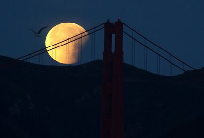 Eclipse parcial de la superluna junto al puente Golden Gate de San Francisco (EE UU).==