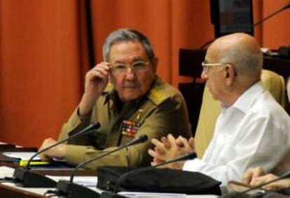 El gobernante cubano, Raúl Castro (i), acompañado del vicepresidente José Ramón Machado Ventura (d), preside el pleno ordinario de la Asamblea Nacional, en La Habana (Cuba).