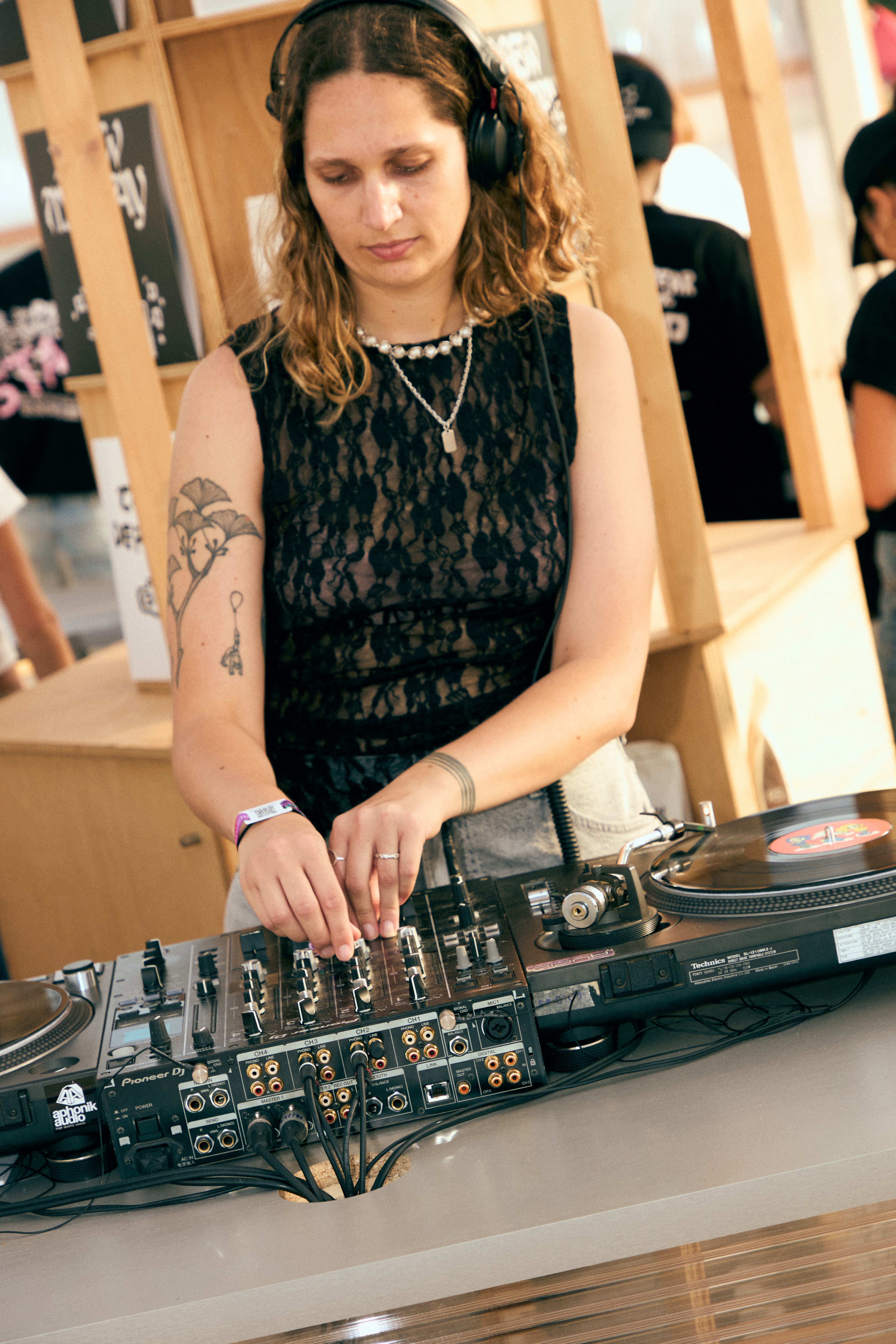 DJ Malena fue una de las primeras sorpresas musicales de la primera jornada. 