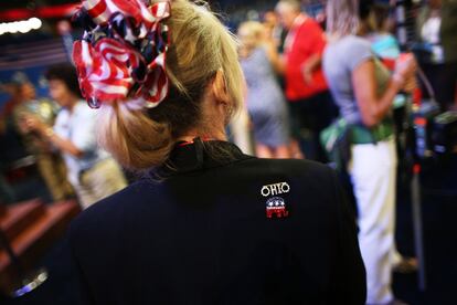 Una delegada republicana por el estado de Ohio espera el inicio de la segunda jornada de la convención republicana en Florida.