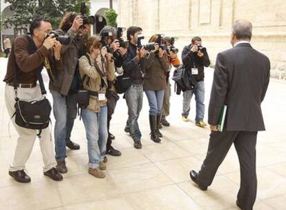 Chaves se dirige al Parlamento para leer su discurso de investidura como presidente andaluz.