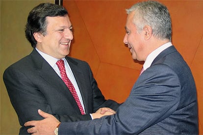 José Manuel Durão Barroso, presidente de la Comisión Europea, y Arenas, ayer en Bruselas.