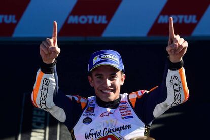 Márquez celebra la consecución del Mundial en Valencia.