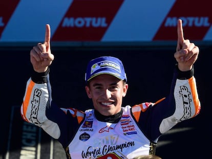 Márquez celebra la consecución del Mundial en Valencia.