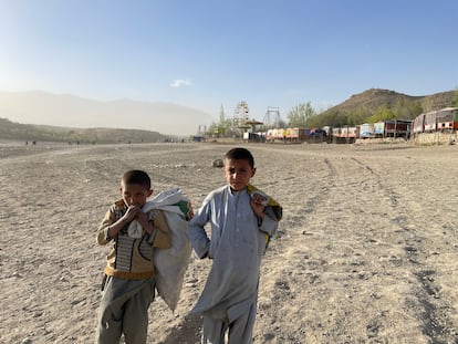 El lago de Qargah, a las afueras de Kabul, era uno de los sitios más turísticos en la ciudad. Algunos niños recolectan la basura olvidada por los escasos turistas que quedan. 