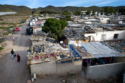 Algunas de la infraviviendas del asentamiento de Atochares, en Níjar (Almería).