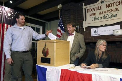 Clay Smith es el primer votante en depositar su papeleta para las elecciones presidenciales en la pequeña localidad de Dixville Notch, New Hampshire (Estados Unidos) hoy, 8 de noviembre de 2016, poco después de la medianoche. Con menos de 50 habitantes y cerca de lo que parece el fin del mundo, Hart's Location es el pueblo más pequeño de Nuevo Hampshire y el primero que votó en la medianoche de este martes para elegir como presidenta de Estados Unidos a la candidata demócrata, Hillary Clinton. EFE/Herb Swanson