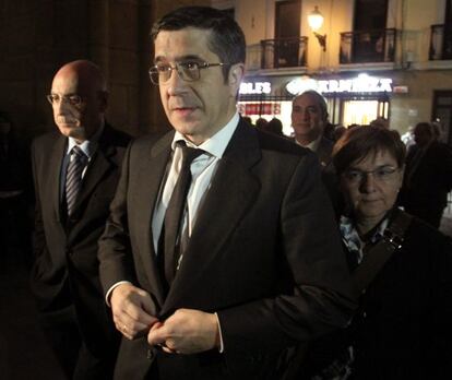 El &#039;lehendakari&#039; Patxi Lopez, junto a consejeros del Gobierno vasco, acude a la misa funeral por el abogado y pol&iacute;tico Juan Mar&iacute;a Bandr&eacute;s.