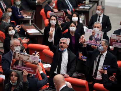 El diputado del HDP, Ömer Gergerlioglu (centro), y otros diputados protestan tras serle retirada su condición este miércoles, en Ankara.