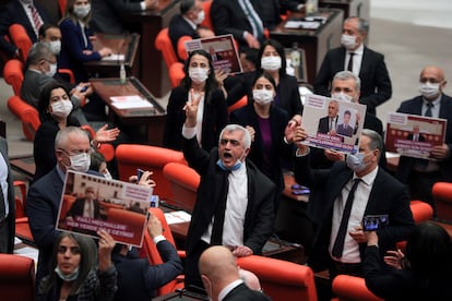 El diputado del HDP, Ömer Gergerlioglu (centro), y otros diputados protestan tras serle retirada su condición este miércoles, en Ankara.