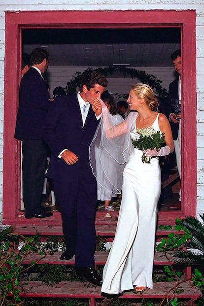 Su vestido de novia es recordado como uno de los más icónicos de la historia. Fiel a su estilo minimalista, se casó en Cumberland Island (Georgia) en 1996 vestida por su amigo, el diseñador Narciso Rodríguez, con un sencillo vestido lencero de crepé de seda cortado al bies. Valorado en unos 40.000 dólares de entonces, fue el regalo del diseñador para la novia. Unos guantes a juego con el velo y un maquillaje prácticamente imperceptible hicieron el resto. "Va a ser un símbolo increíble del estilo norteamericano" predijo Liz Tilberis, directora por entonces de Harper's Bazaar.