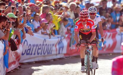 Roglic y Valverde, llegando a la meta.