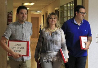 La parlamentaria Gloria Sánchez, junto a miembros del partido socialista, Mikel Durán e Iván Calderón, representantes de la candidatura de Idoia Mendía.