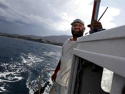 Isca, en su barca de pesca, en aguas de Cadaqués.