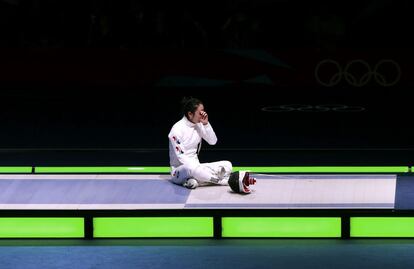 La surcoreana Shin A Lam permanece más de una hora sentada después de perder la semifinal de esgrima con espada contra la alemana Britta Heidemann. Protesta por la decisión de los jueces tras un error de la time keeper, la persona que se encarga de poner en marcha el cronómetro.