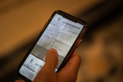 El letrado muestra la carta que envió Pedro Castillo desde la prisión.