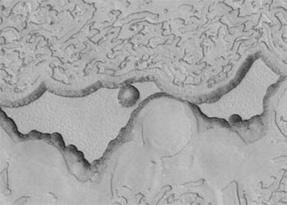 Mesetas de hielo de dióxido de carbono en el polo sur de Marte, observadas por <i>Mars Global Surveyor.</i>